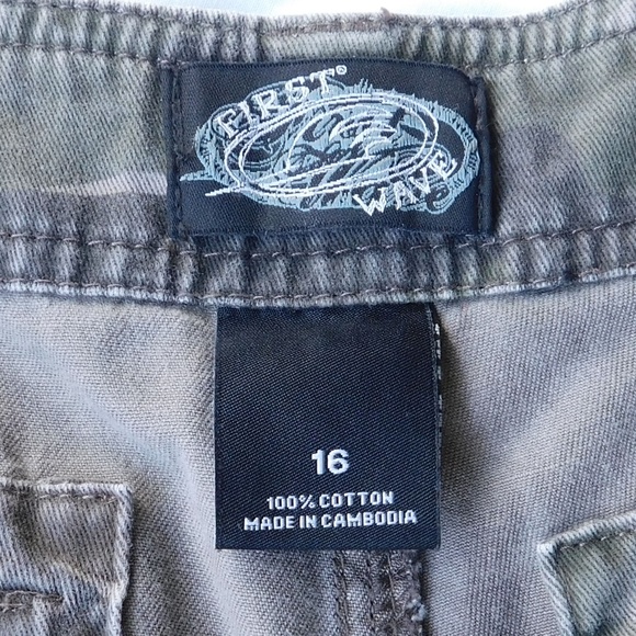 First Wave Boys Camo Cargo Shorts - Size 16 - Picture 4 of 4